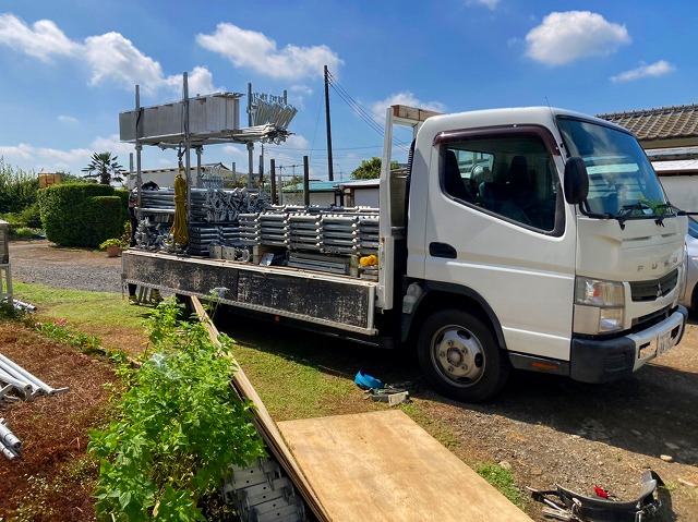 足場を積んだトラック